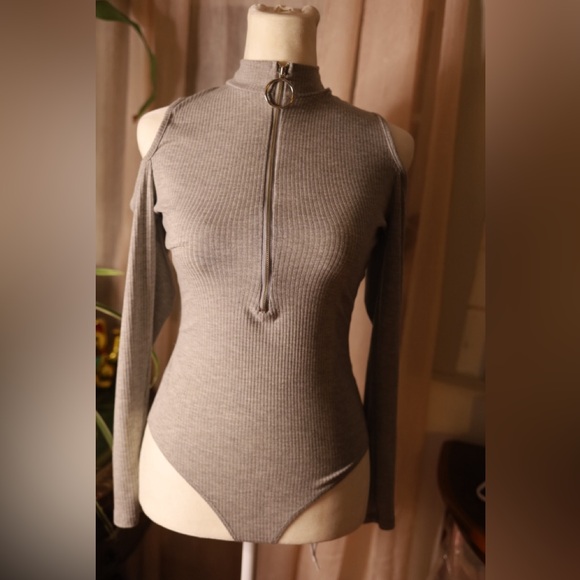 Charlotte Russe Gray Ribbed Bodysuit w/ Cut Out Shoulders - Picture 3 of 6